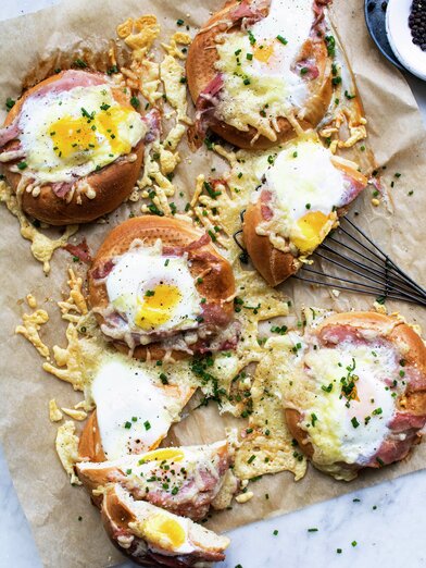 Bagel med egg og bacon