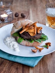 Reinsdyrburger med kantareller og multedressing