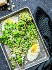 grønn pasta med stekt egg