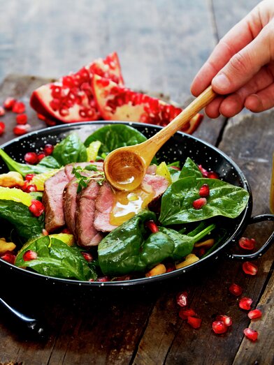 Lam mørbrad i spinatsalat med honningdressing