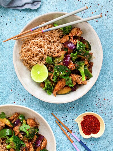 Wok med kylling og nudler