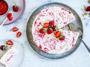 Osteiskake med jordbær