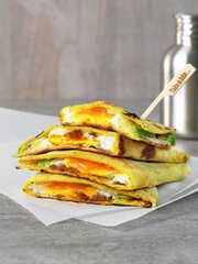 Quesadilla med egg og bacon