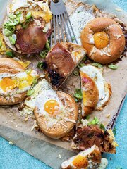 Bagel med egg og karamellisert løk