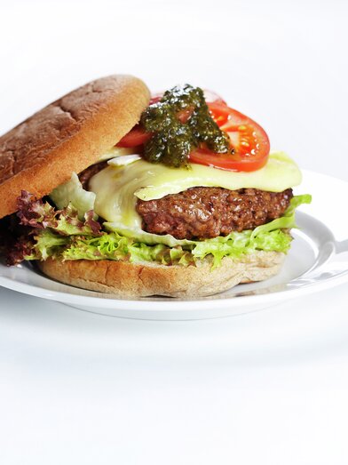 Burger med brie, pesto og tomat