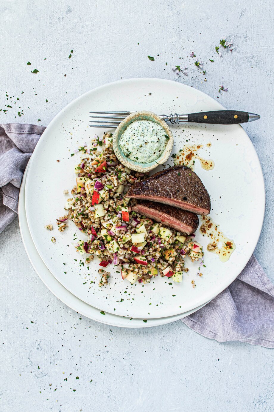 Biffsalat med byggryn og eple