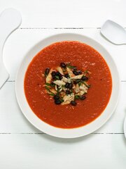 Tomatsuppe med kylling, bønner og basilikum