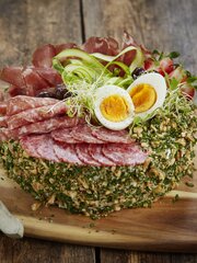 Smørbrødkake med spekeskinke og egg