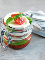 Tomat- og mozzarellasalat på glass