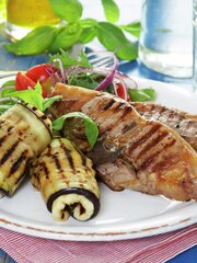 Lammekoteletter med halloumi- og aubergineruller