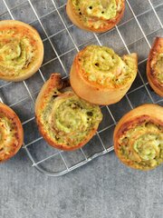Pizzasnurrer med skinke og pesto