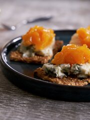 Knekkebrød med blåmuggost og aprikoskompott
