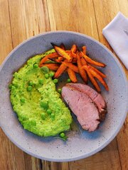 Lam flatbiff med ertepuré og søtpotetchips