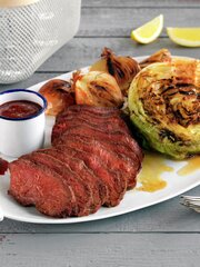Ytrefilet av storfe med grillet kål og bbq-saus