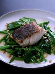 Stekt skrei med spinat og sukkererter