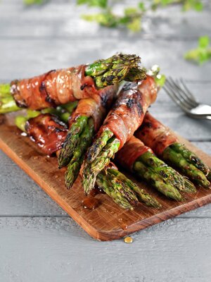 Asparges med glasert bacon