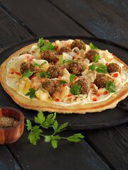 Lefsepizza med kjøttboller, fenikkel og eple