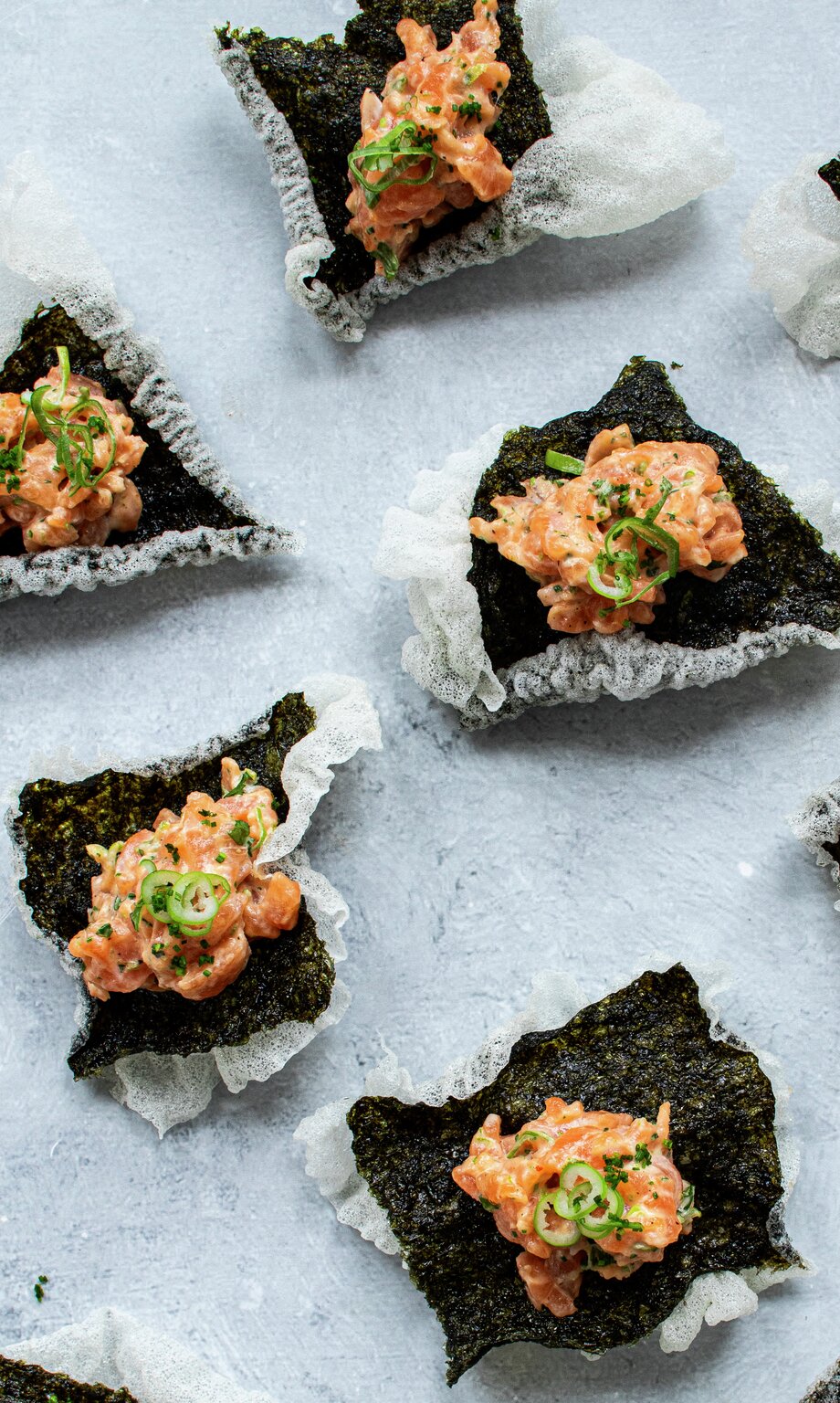 Crispy rispapir med sashimisalat