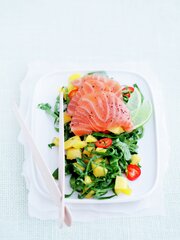 Salat med sashimi og mango