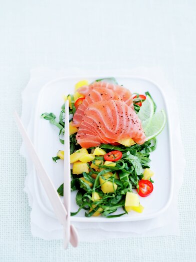 Salat med sashimi og mango