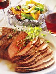 Helgrillet oksefilet med foliebakte grønnsaker