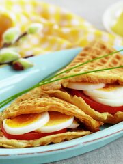 Vafler med egg og tomat