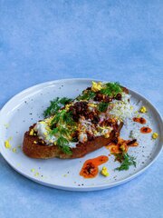 Surdeigsbrød med revet egg