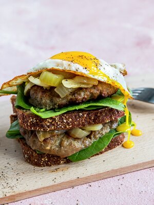 Middagsskive med egg og karbonade