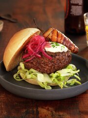 Burger med kålsalat og fylte jalapeños
