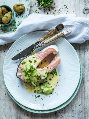 Kokt laks med agurksalat og sandefjordsmør