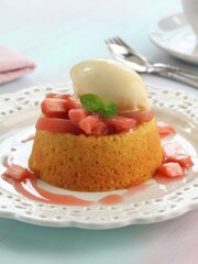 Mandelkake med rabarbrakompott og yoghurtis