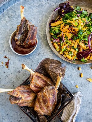 Pig wings med grillet maissalat