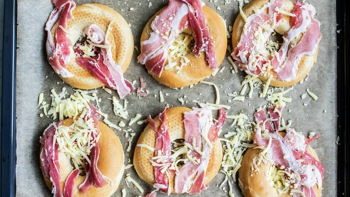 Bagel med egg og bacon trinnbilder