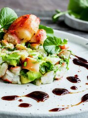 Tartar av avokado og kongekrabbe