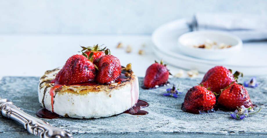 GRILLET CAMEMBERT MED JORDBÆR