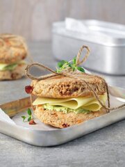Grove scones med urtesmør og ost