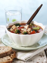 Kyllingsuppe med pasta og brokkoli