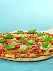Italiensk pizza med kylling og mozzarella