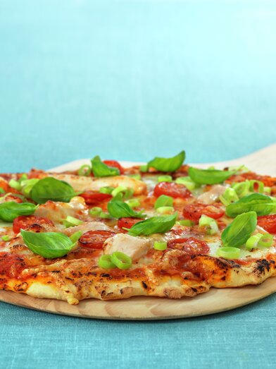 Italiensk pizza med kylling og mozzarella