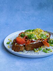 Surdeigsbrød med laks og revet egg