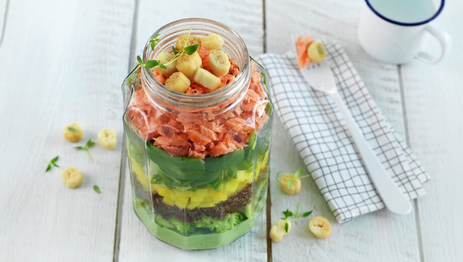 Salat med varmrøkt laks