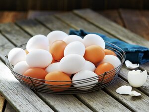 Hvite og brune egg i kurv