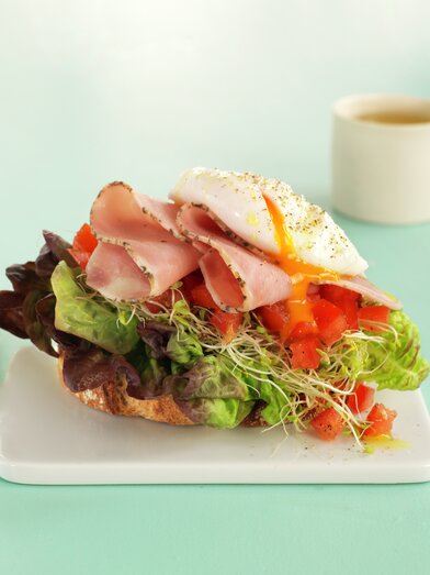 Smørbrød med posjert egg og skinke