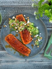 Grillet laks med agurksalat
