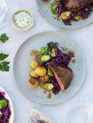 Biff med frisk kålsalat