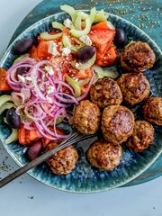 Lammeboller med gresk salat og tzatziki