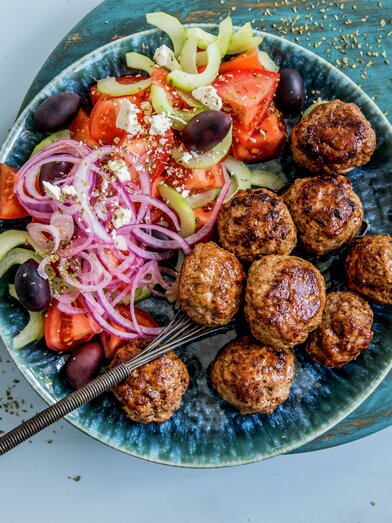 Lammeboller med gresk salat og tzatziki