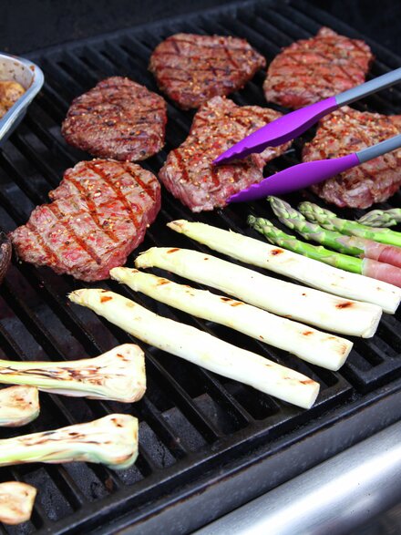Grill sommer 2012 m Liv Leira og Anette F. Hansen