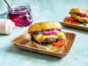 Cheeseburger med tomat og burgerdressing