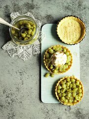 Pai med stikkelsbær og marengs